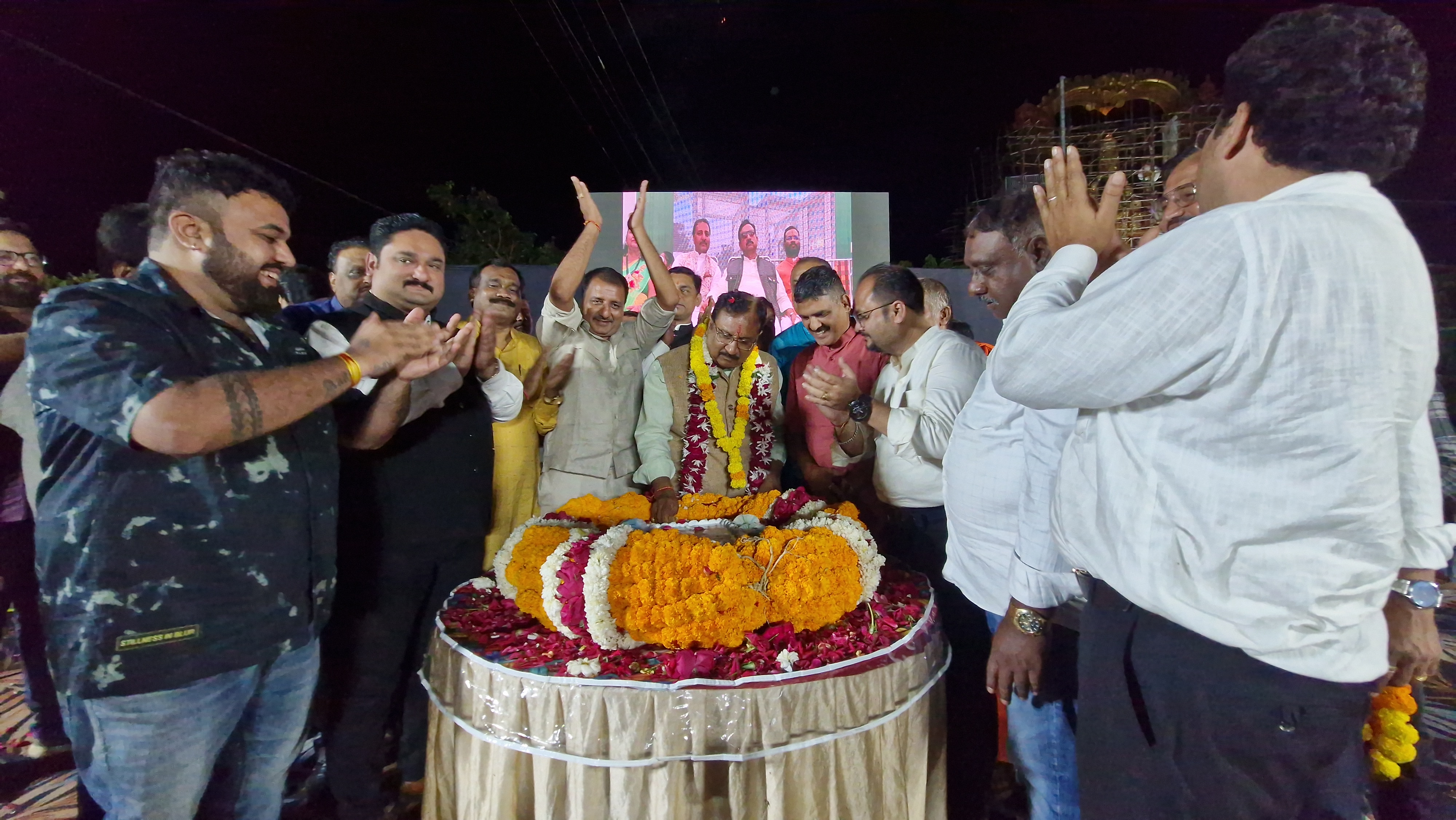 बालाजी ग्रुप द्वारा कैबिनेट मंत्री माननीय डॉ. कुंवर विजय शाह जी के जन्म दिवस के पावन उपलक्ष्य में श्री दिव्य बालाजी नगर में एक भव्य सांस्कृतिक संध्या का आयोजन किया गया