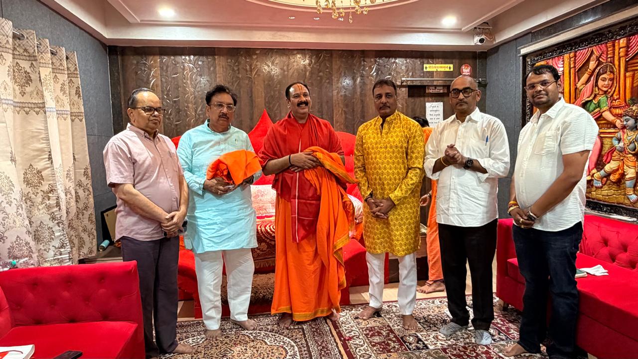 पंडित प्रदीप मिश्रा को दिव्य बालाजी के प्राण-प्रतिष्ठा महोत्सव का दिया आमंत्रण